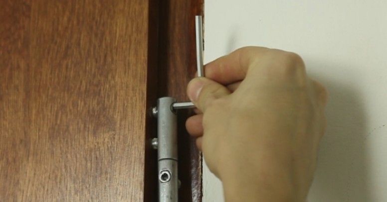 Instrukcja wideo jak wyregulować zawiasy w drzwiach