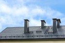 Akcesoria do pokryć dachowych – przegląd materiałów