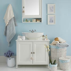 Biały zestaw mebli łazienkowych i niebieskie ściany
