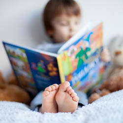 Chłopiec czytający książkę