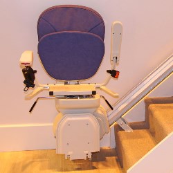 winda dla osób niepełnosprawnych zamontowana na schodach