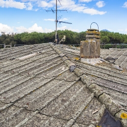 dach domu pokryty azbestem