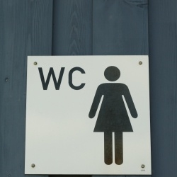 tabliczka ze znakiem wc