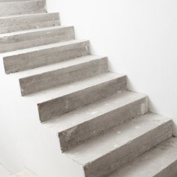schody bez poręczy