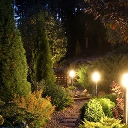 oświetlenie w ogrodzie