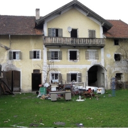 zabytkowy dom zniszczony do rozbiórki