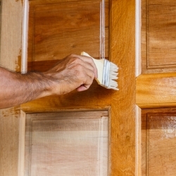 jak wykończyć drewniane drzwi