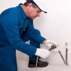 instalacja wodna, kanalizacyjna, rury ze ściany