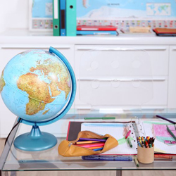 biurko, globus, mały podróżnik